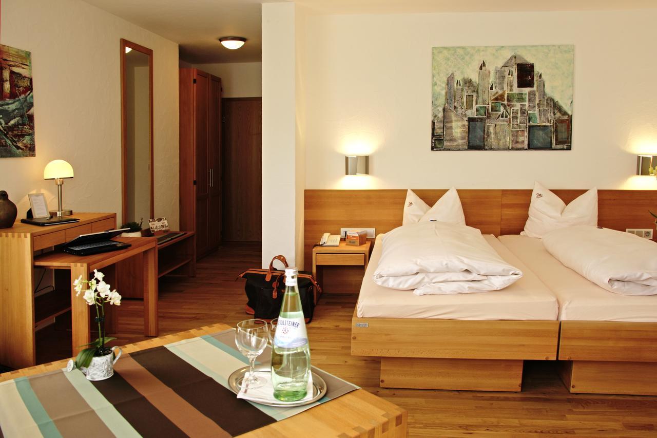 Hotel- Restaurant Zum Schwan Waldfischbach-Burgalben ภายนอก รูปภาพ