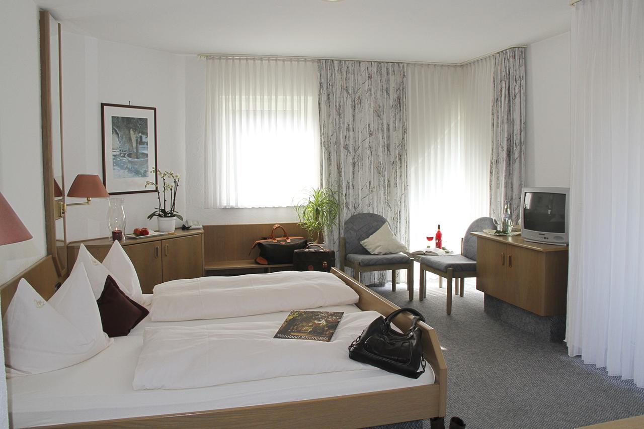 Hotel- Restaurant Zum Schwan Waldfischbach-Burgalben ภายนอก รูปภาพ