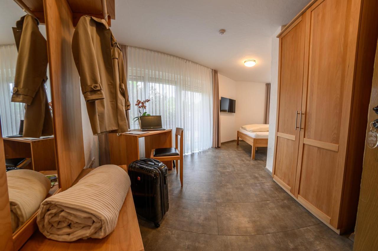 Hotel- Restaurant Zum Schwan Waldfischbach-Burgalben ภายนอก รูปภาพ